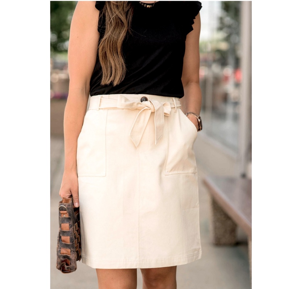 BNWT Tie waits skort. So classy yet so comfortable. 100% cotton Size L PFSFH ❤️